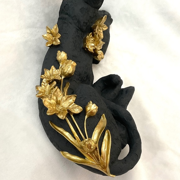 Black Resin Leopard Sculpture/Statue With Gold Roses and Flowers - Picture 3 of 16